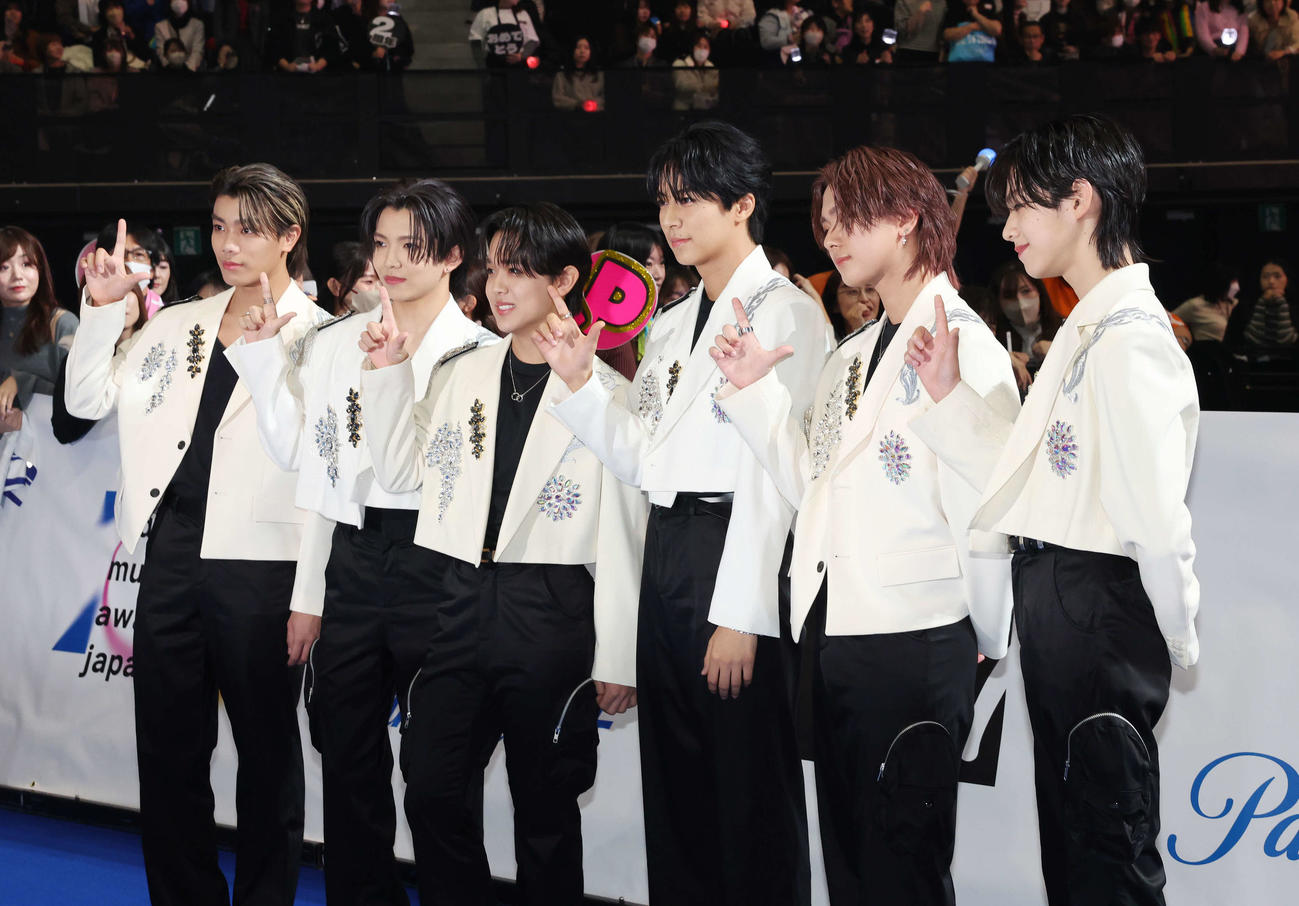 「MTV VMAJ 2023 Pre－Show」でポーズを決めるLIL LEAGUE（撮影・宮地輝）