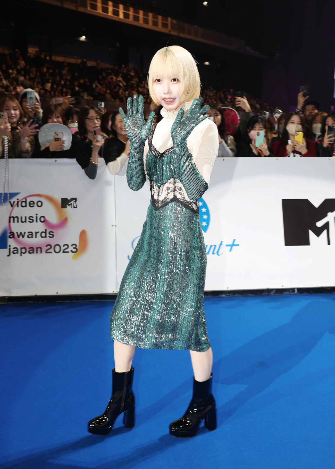 「MTV VMAJ 2023 Pre－Show」で笑顔で手を振るano（撮影・宮地輝）