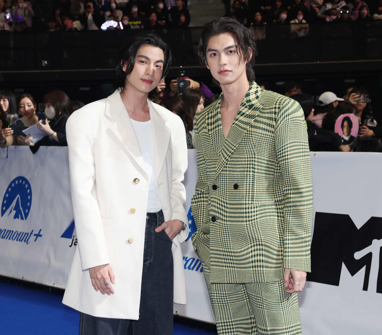 「MTV VMAJ 2023 Pre－Show」でポーズを決めるGulf（左）とBright（撮影・宮地輝）