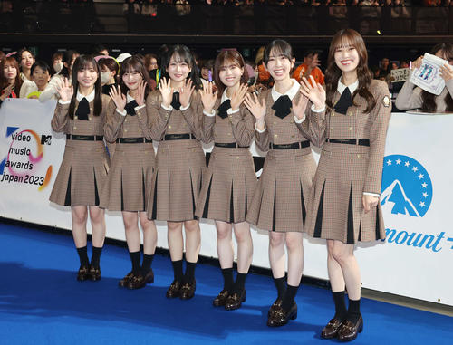 「MTV VMAJ 2023 Pre－Show」で笑顔で手を振る日向坂46（撮影・宮地輝）