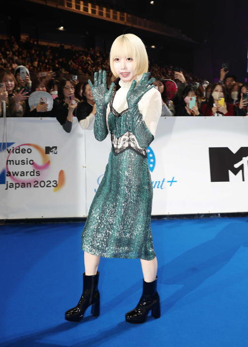 「MTV VMAJ 2023 Pre－Show」で笑顔で手を振るano（撮影・宮地輝）