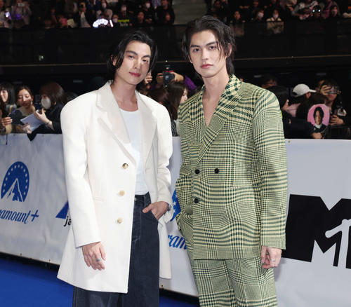 「MTV VMAJ 2023 Pre－Show」でポーズを決めるGulf（左）とBright（撮影・宮地輝）