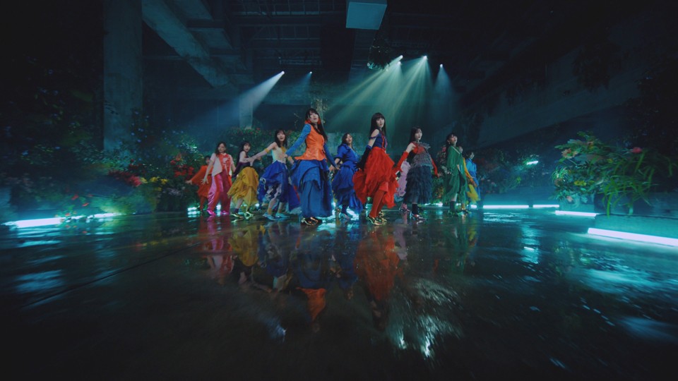 乃木坂46の新曲「Monopoly」のMV。左から賀喜遥香、遠藤さくら