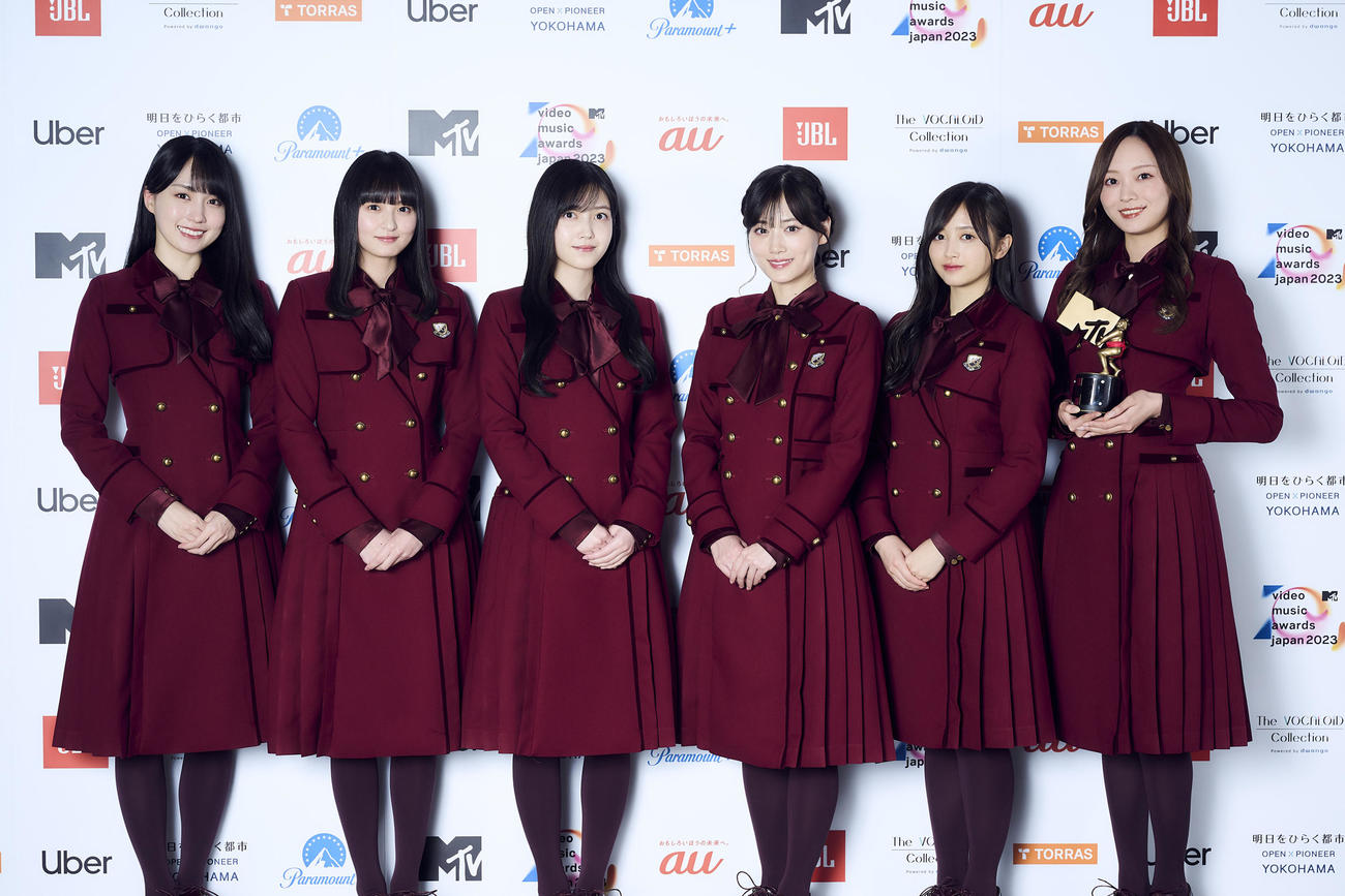 「MTV VMAJ 2023」で「Best Group Video　－Japan－」を受賞した乃木坂46。左から賀喜遥香、遠藤さくら、久保史緒里、山下美月、井上和、梅澤美波