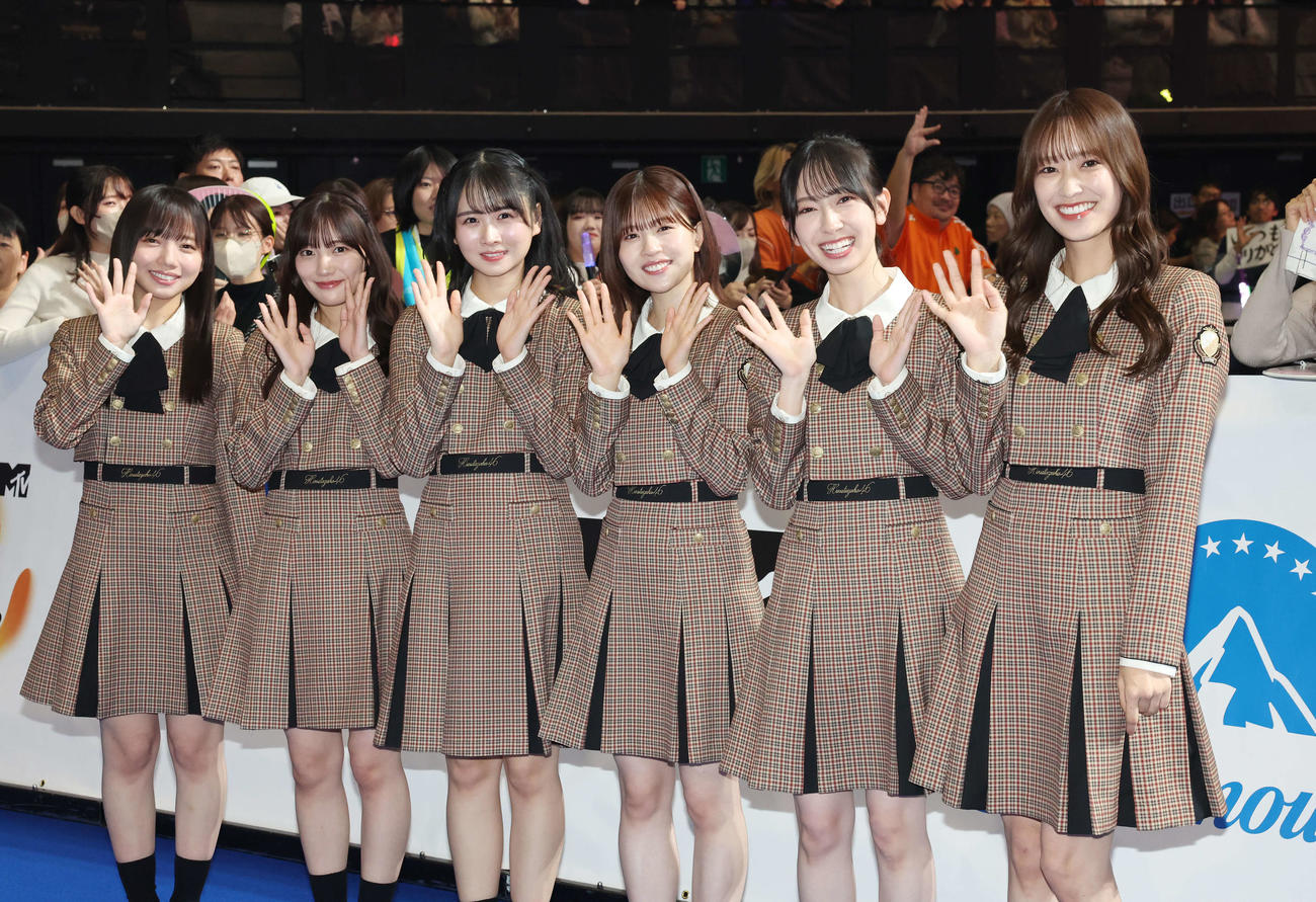 「MTV VMAJ 2023 Pre－Show」で笑顔で手を振る日向坂46（撮影・宮地輝）