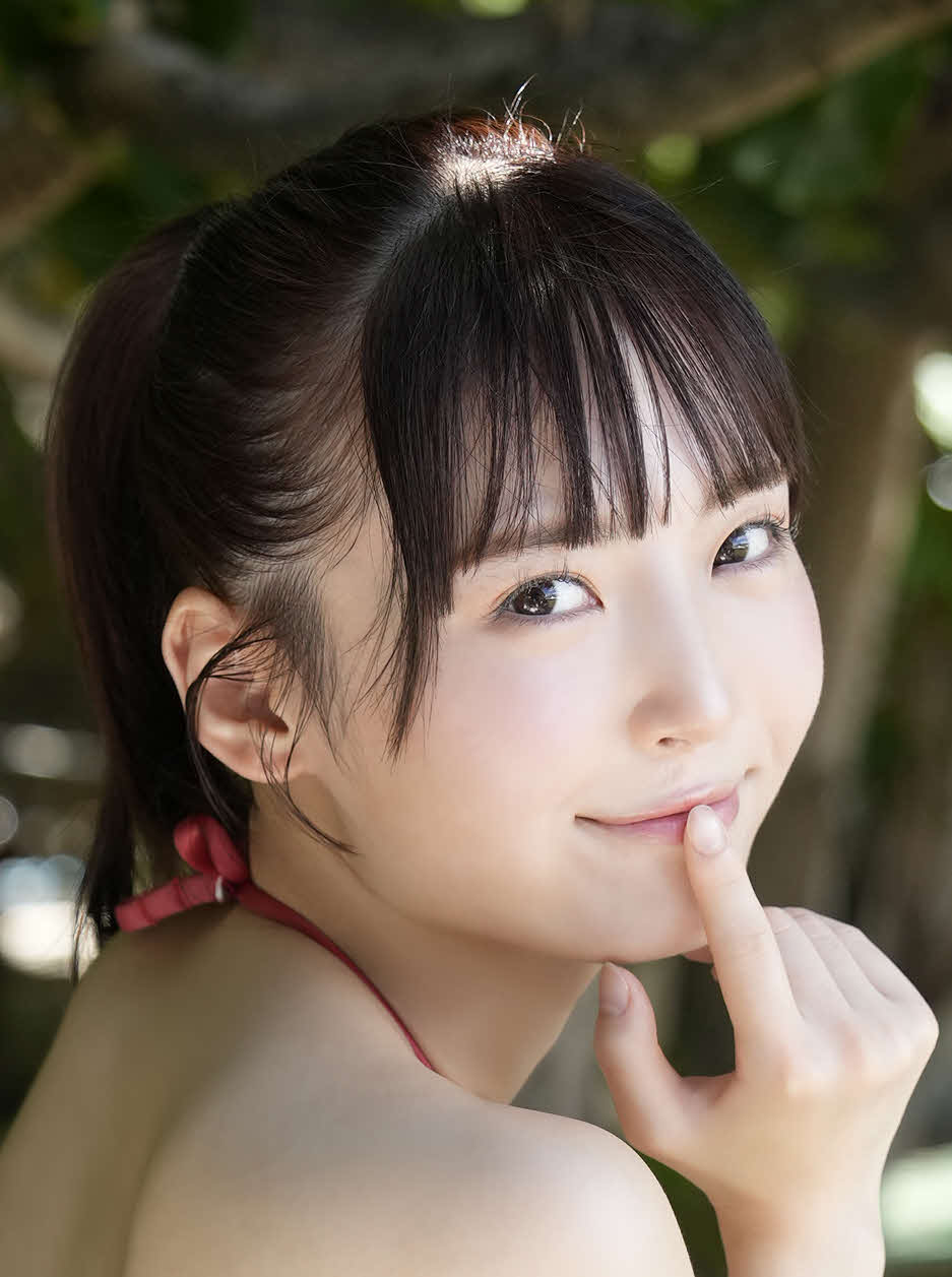 「漫画アクション」で水着グラビアを飾った＃よーよーよー由良ゆら（LUCKMAN／双葉社）