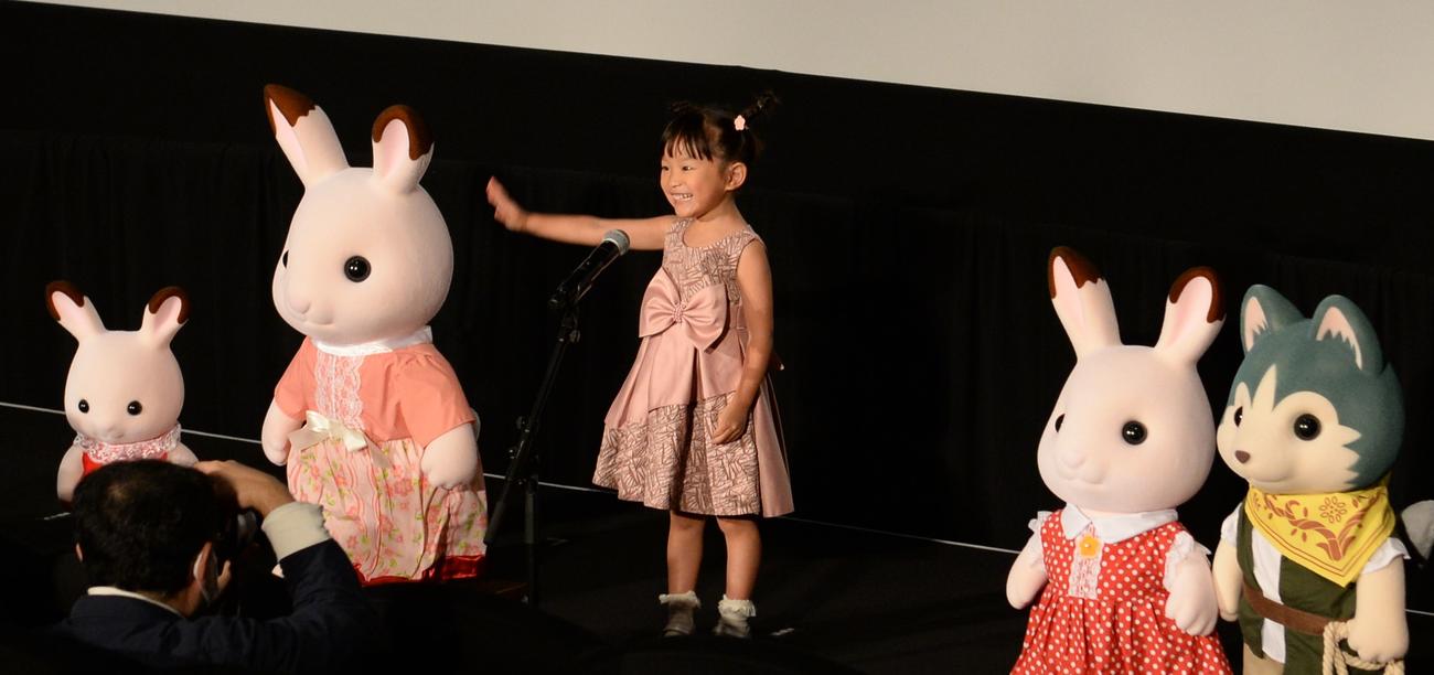 アニメ映画「劇場版　シルバニアファミリー　フレアからのおくりもの」の公開初日舞台あいさつを行った村方乃々佳