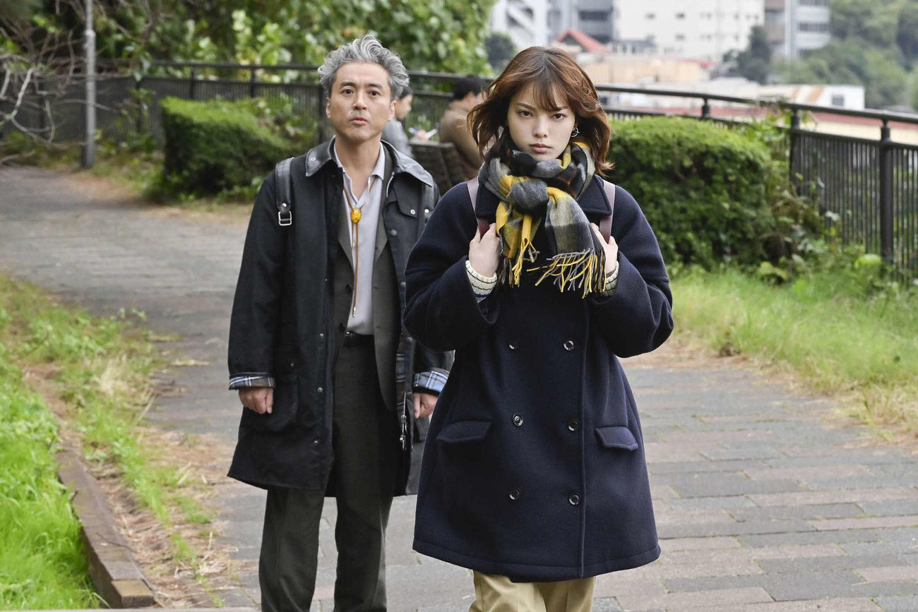 「うちの弁護士は手がかかる」に出演する左からムロツヨシ、平手友梨奈(C)フジテレビ