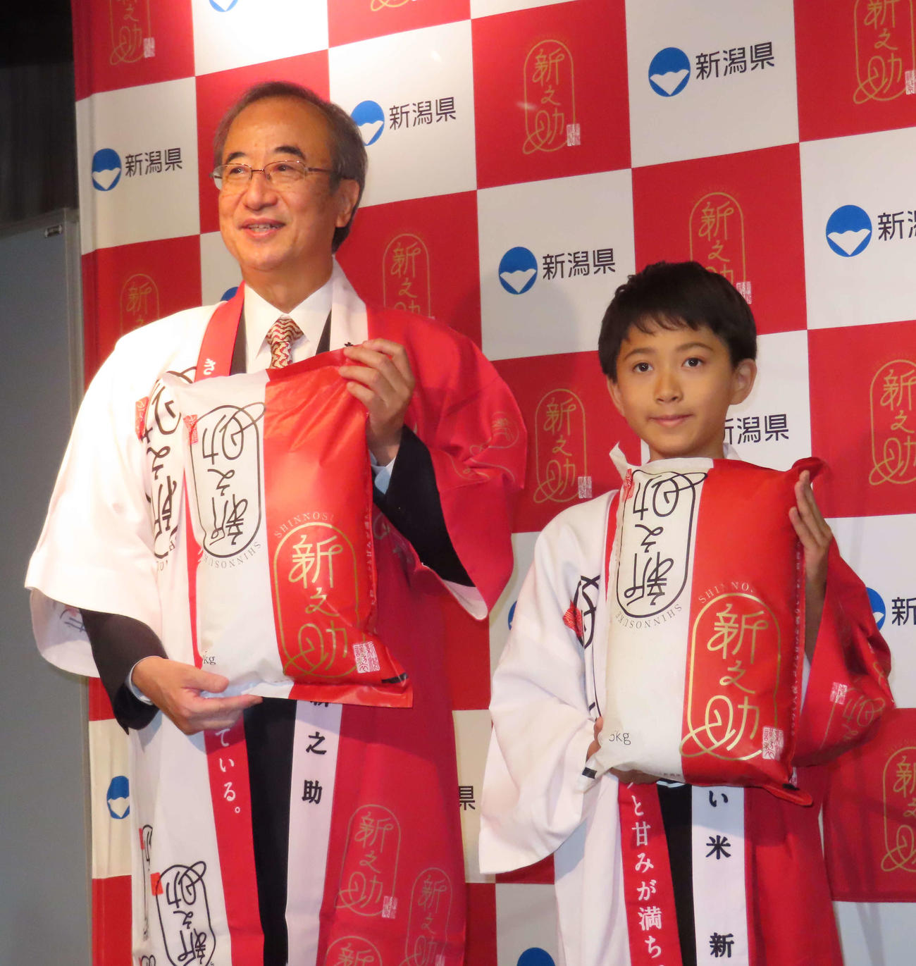 新潟米「新之助米」の新米お渡し会を行った、花角英世知事（左）、市川新之助