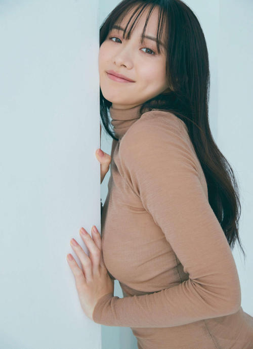 「FRIDAY」で表紙に抜てきされた森香澄（撮影：三瓶康友／『FRIDAY』2023年11月24日（金）発売号より）