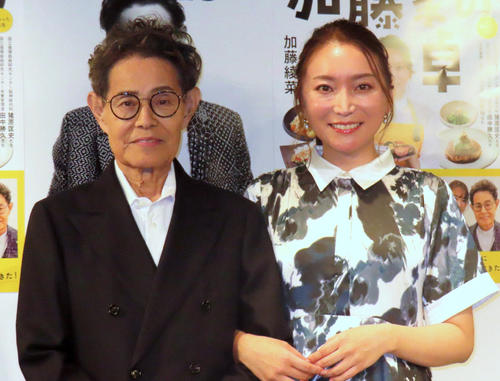 加藤茶（左）と綾菜夫妻（2023年10月撮影）
