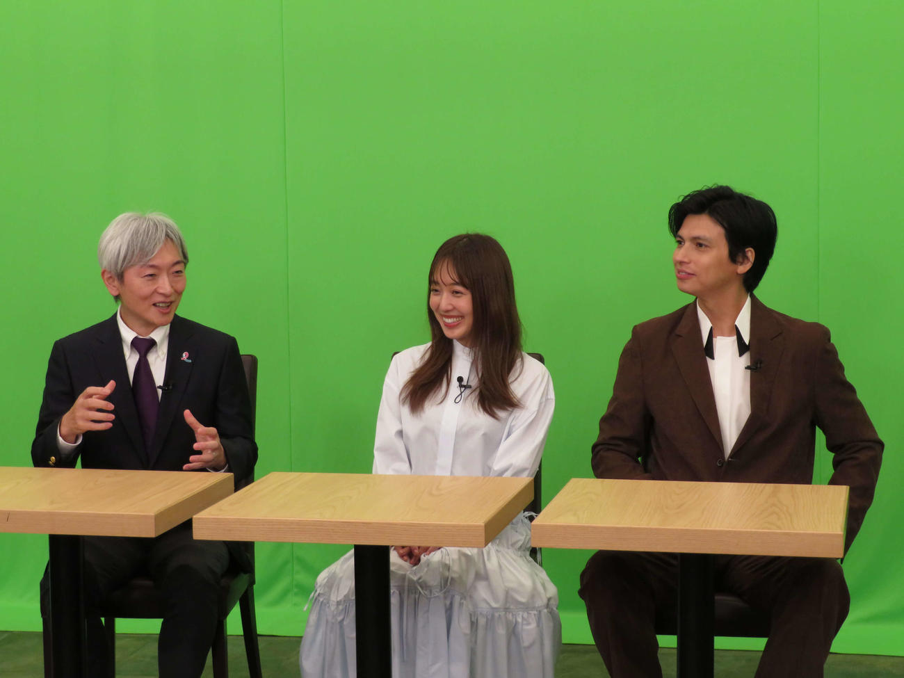 こども家庭庁「不妊症・不育症のこと　オンラインフォーラム」に出演した左から登坂淳一アナウンサー、川崎希、アレクサンダー夫妻
