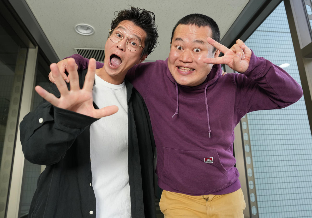 モグライダーの芝大輔（左）とともしげ（23年11月撮影）