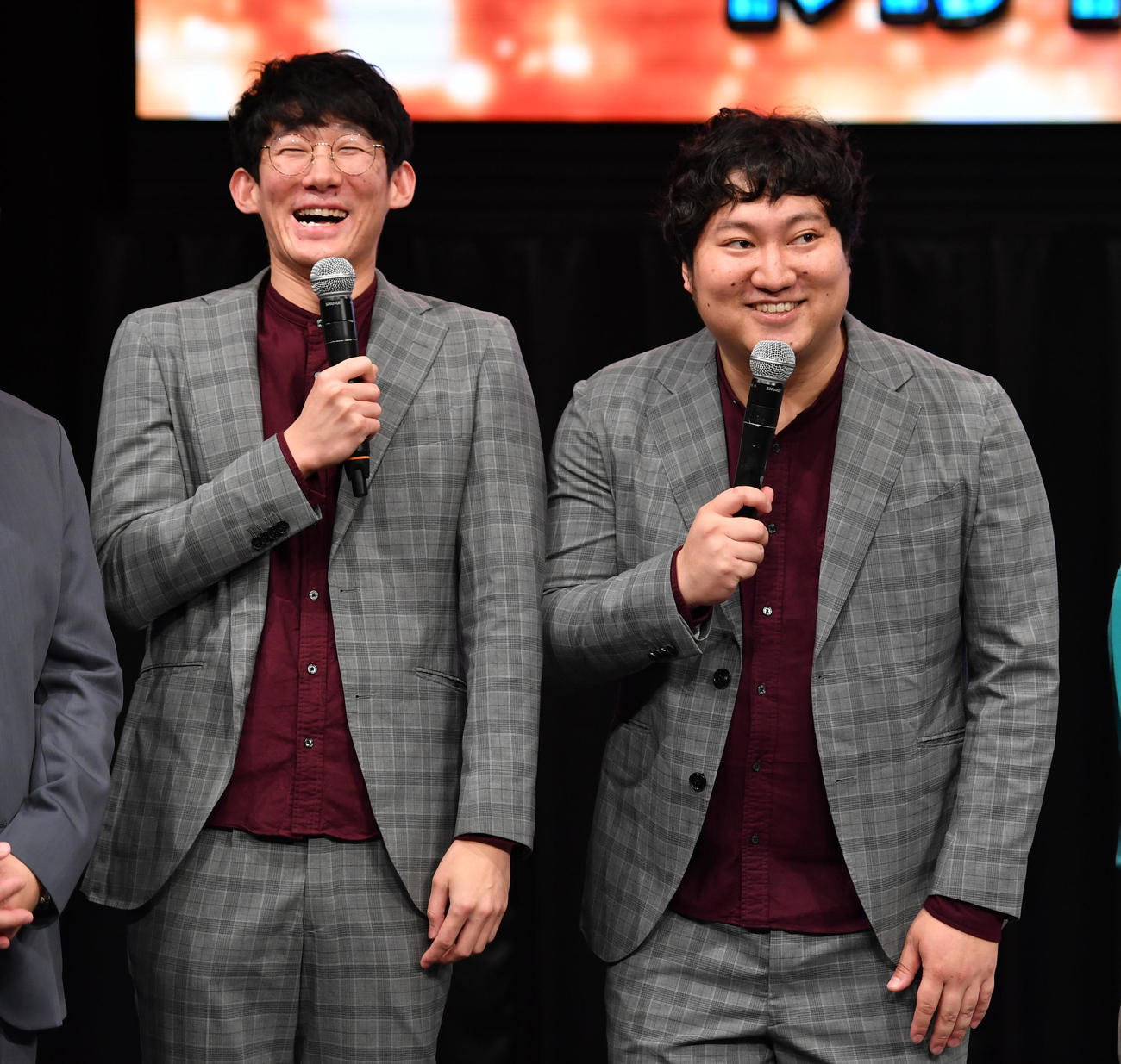 ロングコートダディの堂前透（左）と兎（23年6月撮影）