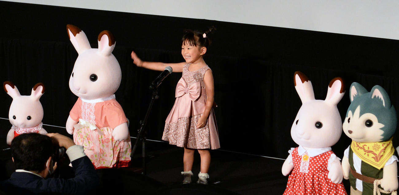 アニメ映画「劇場版　シルバニアファミリー　フレアからのおくりもの」の公開初日舞台あいさつに登壇した村方乃々佳