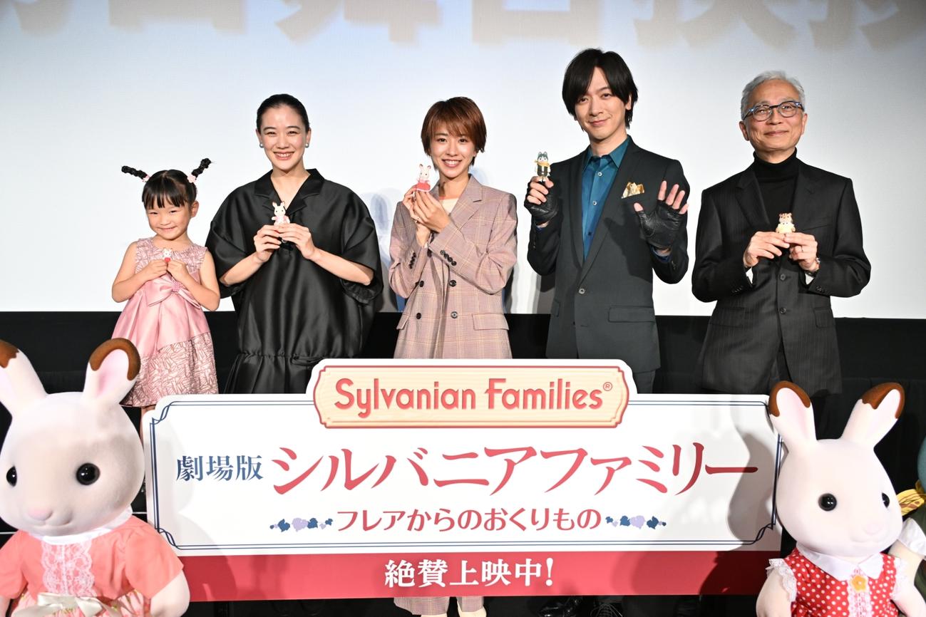 アニメ映画「劇場版　シルバニアファミリー　フレアからのおくりもの」の公開初日舞台あいさつを行った、左から村方乃々佳、蒼井優、黒島結菜、DAIGO、小中和哉監督