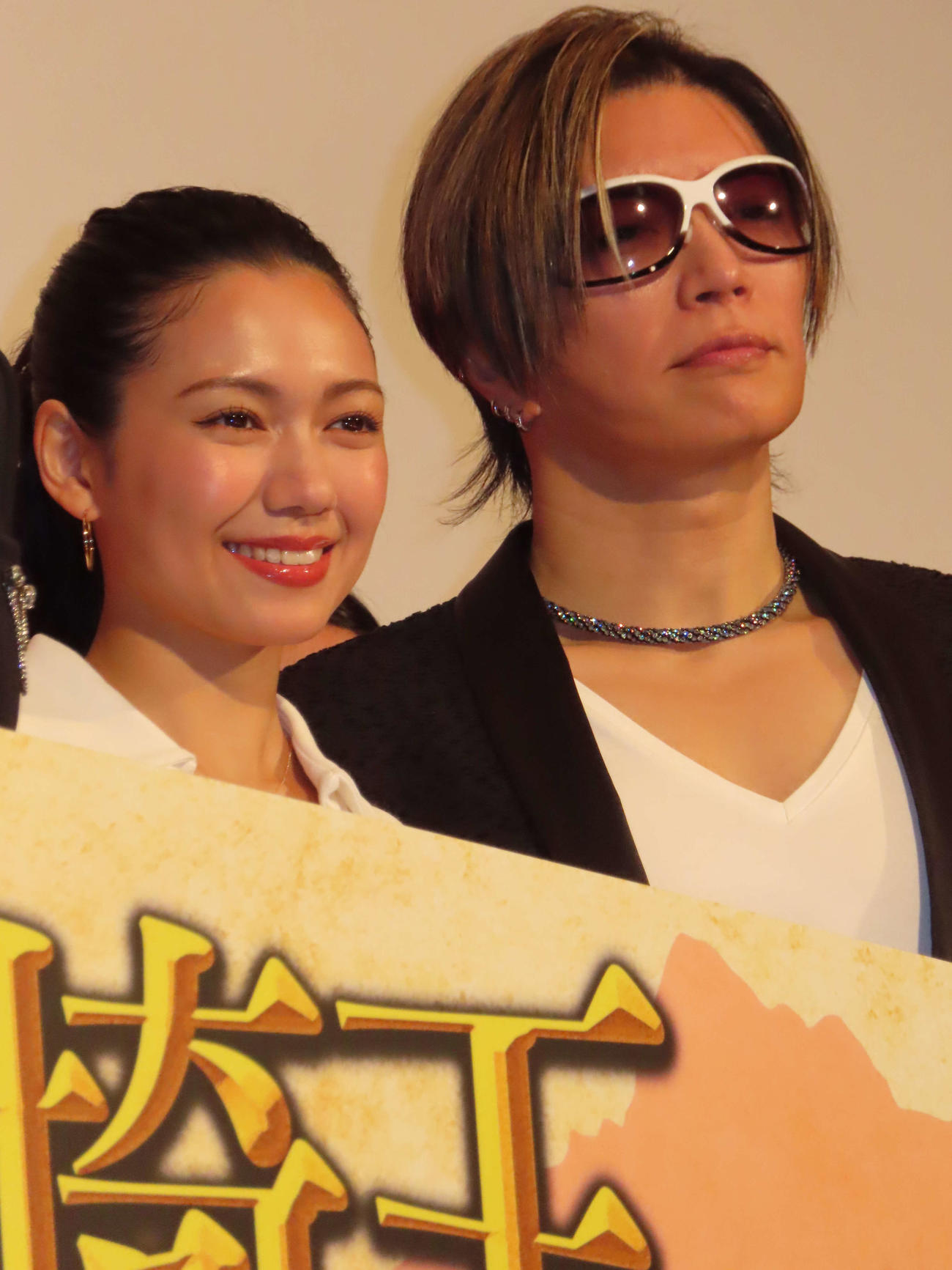 映画「翔んで埼玉～琵琶湖より愛をこめて～」の初日舞台あいさつに出席した、二階堂ふみ（左）、GACKT