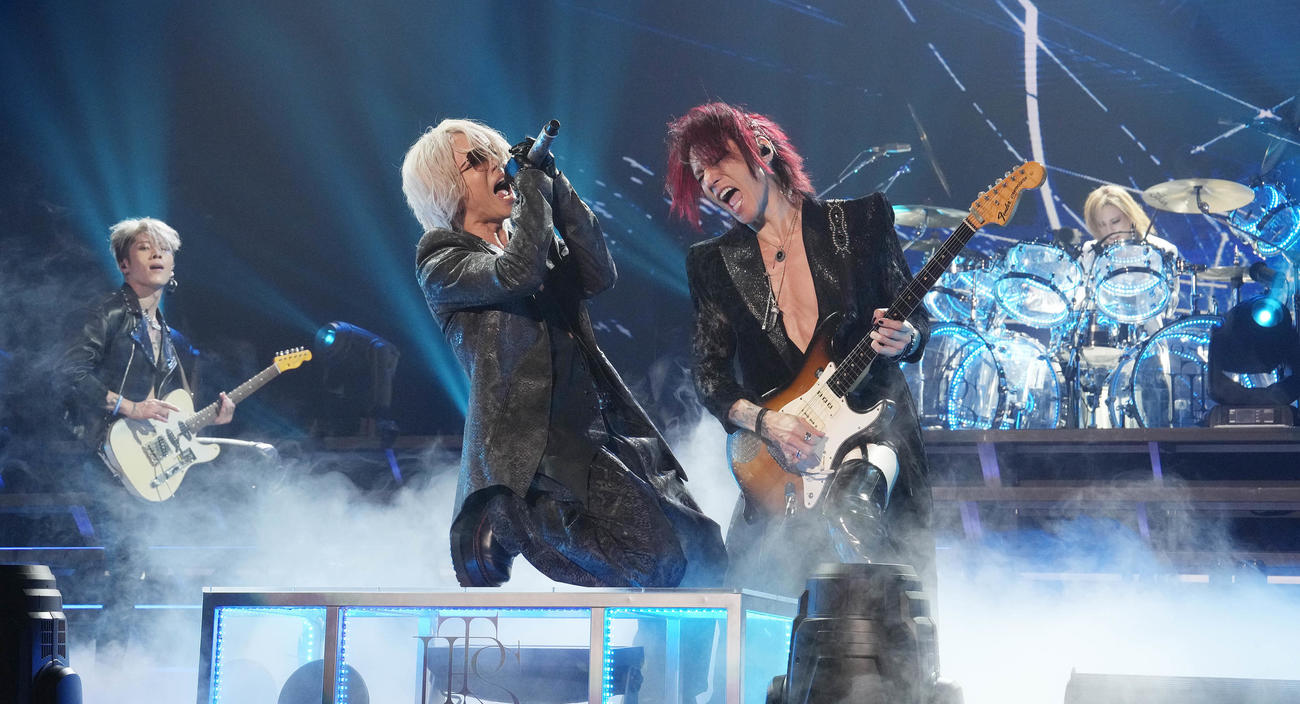 パフォーマンスするTHE LAST ROCKSTARS。左からMIYAVI、HYDE、SUGIZO、YOSHIKI（撮影・鈴木みどり）