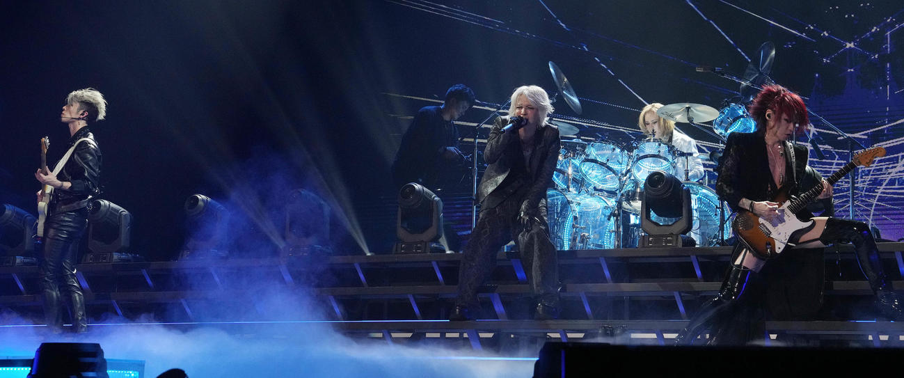 パフォーマンスするTHE LAST ROCKSTARS。左からMIYAVI、HYDE、YOSHIKI、SUGIZO（撮影・鈴木みどり）