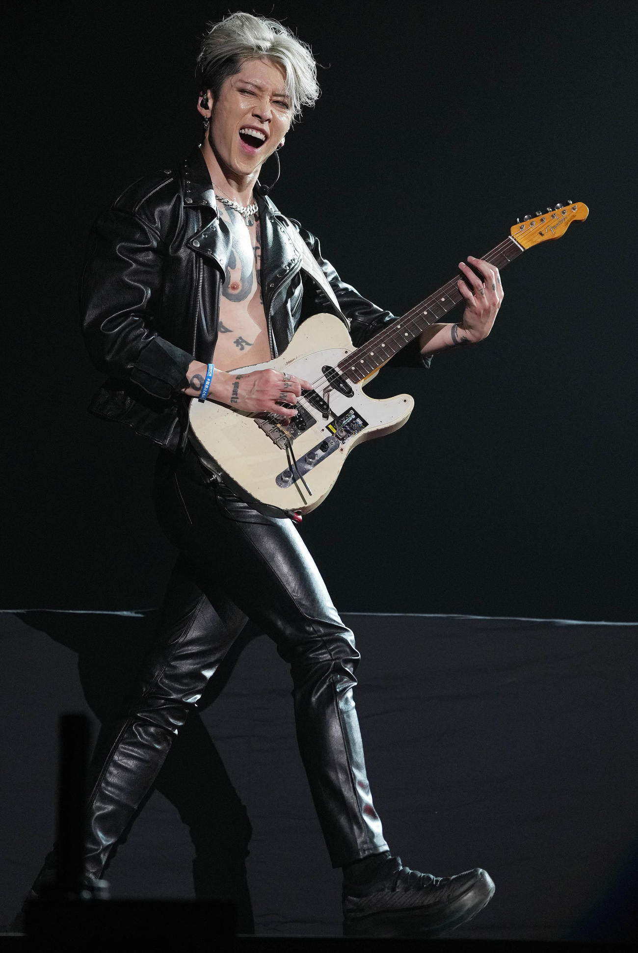 パフォーマンスするTHE LAST ROCKSTARSのMIYAVI（撮影・鈴木みどり）