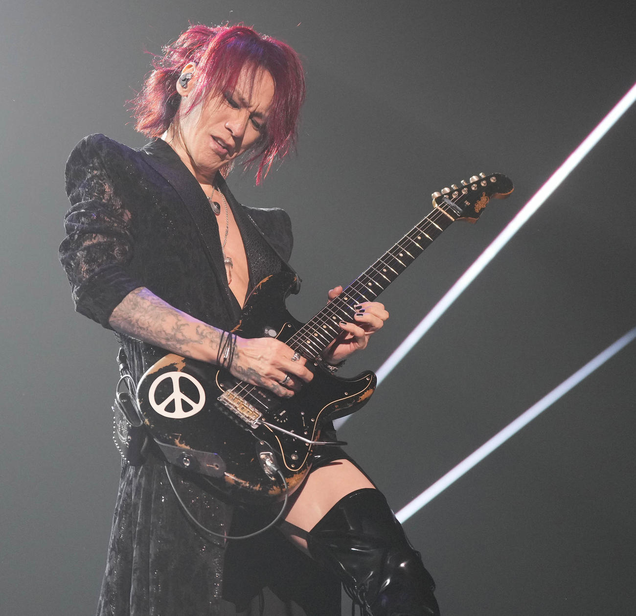パフォーマンスするTHE LAST ROCKSTARSのSUGIZO（撮影・鈴木みどり）