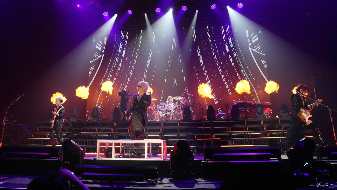 パフォーマンスするTHE LAST ROCKSTARS。左からMIYAVI、HYDE、YOSHIKI、SUGIZO（撮影・鈴木みどり）
