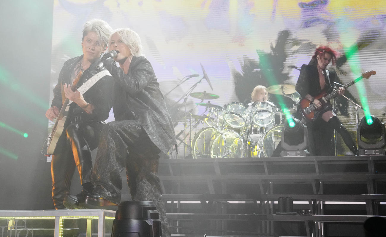 パフォーマンスするTHE LAST ROCKSTARS。左からMIYAVI、HYDE、YOSHIKI、SUGIZO（撮影・鈴木みどり）