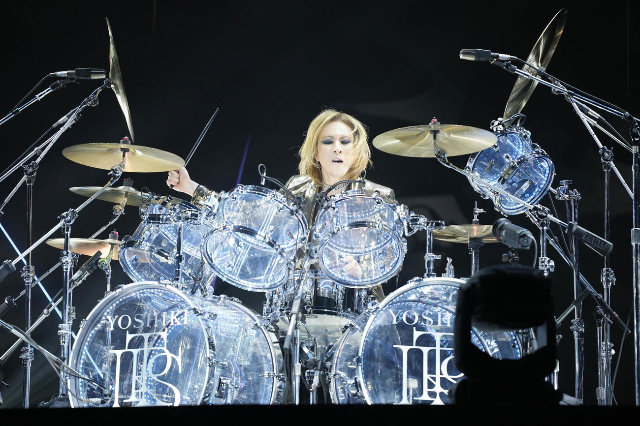 ドラムをたたくTHE LAST ROCKSTARSのYOSHIKI（撮影・鈴木みどり）