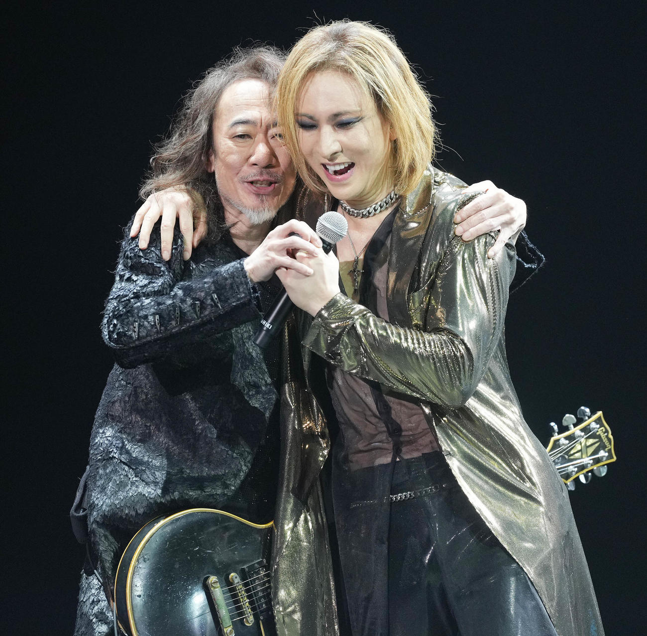 ゲストのPATA（左）と笑顔を見せるTHE LAST ROCKSTARSのYOSHIKI（撮影・鈴木みどり）