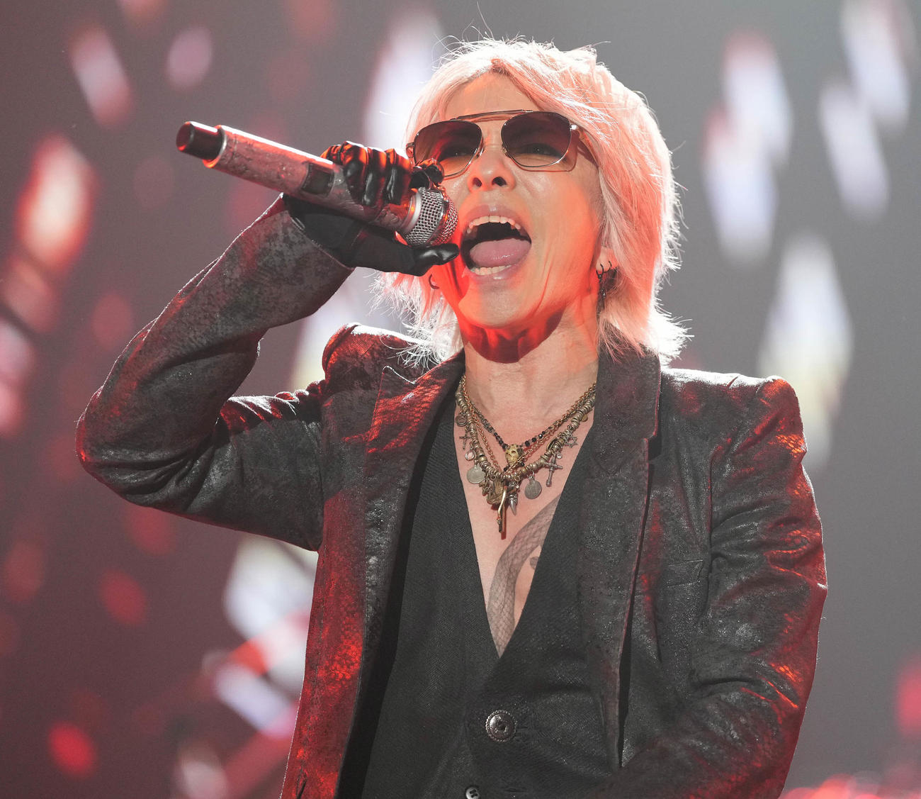 熱唱するTHE LAST ROCKSTARSのHYDE（撮影・鈴木みどり）