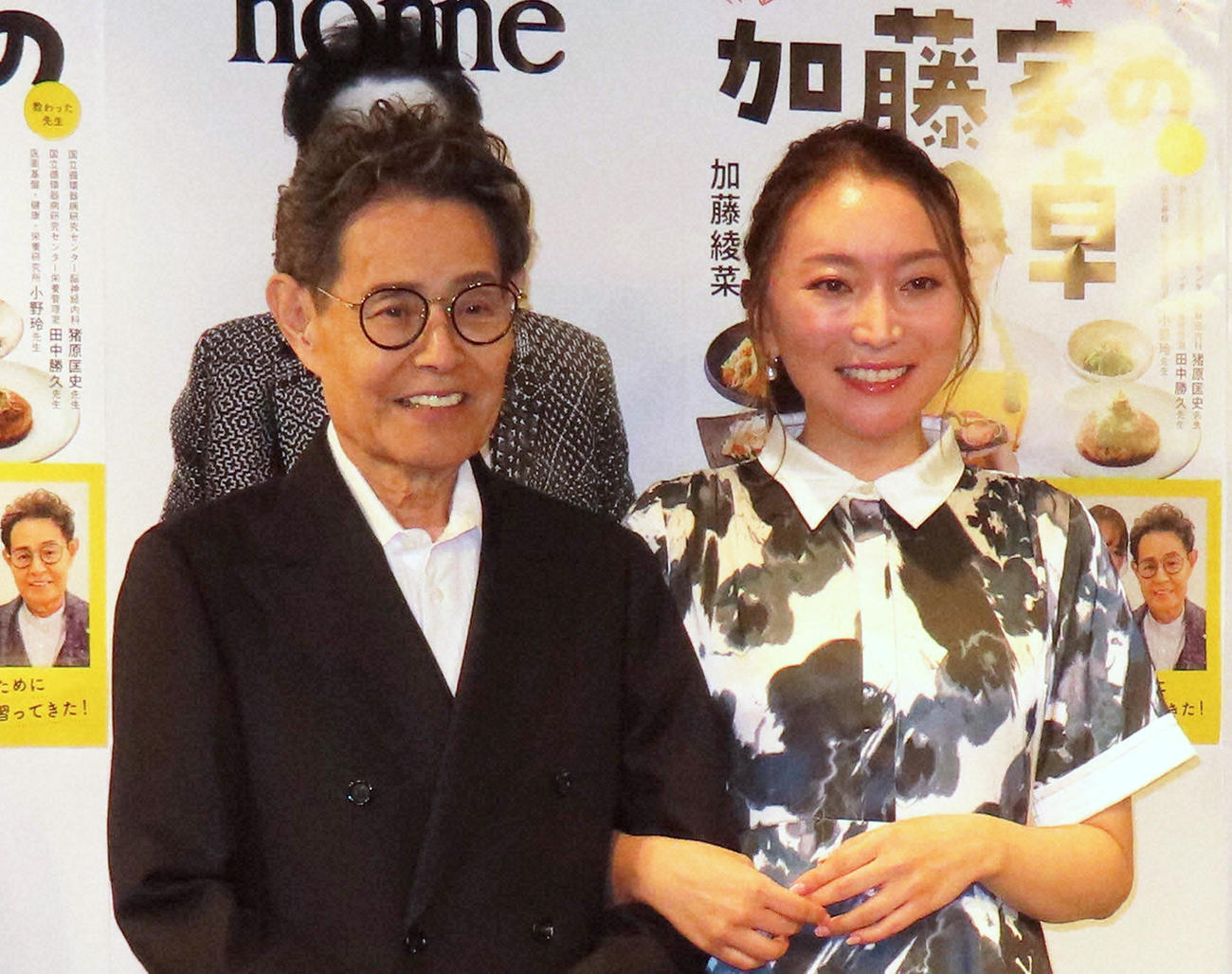 加藤茶（左）と綾菜夫妻（2023年10月撮影）