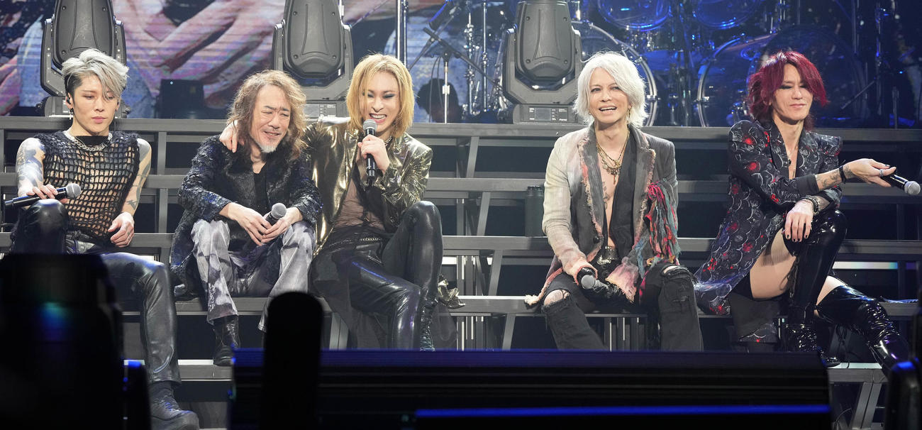 MCでPATA（左から2人目）と談笑するTHE LAST ROCKSTARS。左からMIYAVI、1人おいてYOSHIKI、、HYDE、SUGIZO（撮影・鈴木みどり）