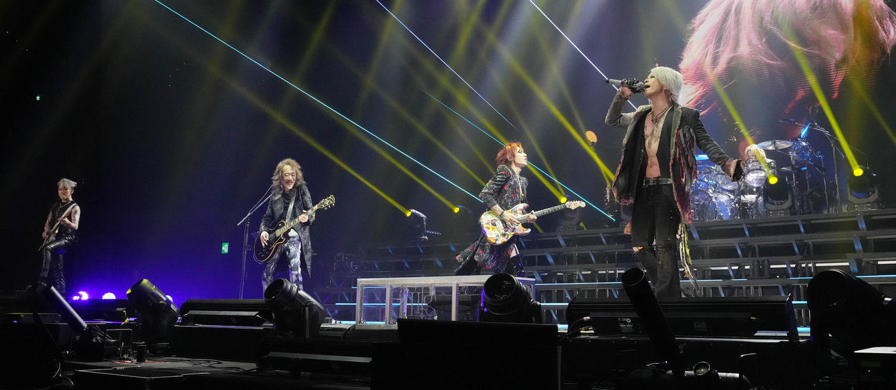 ゲストのPATA（左から2人目）とパフォーマンスするTHE LAST ROCKSTARS。左からMIYAVI、1人おいてSUGIZO、HYDE、YOSHIKI（撮影・鈴木みどり）