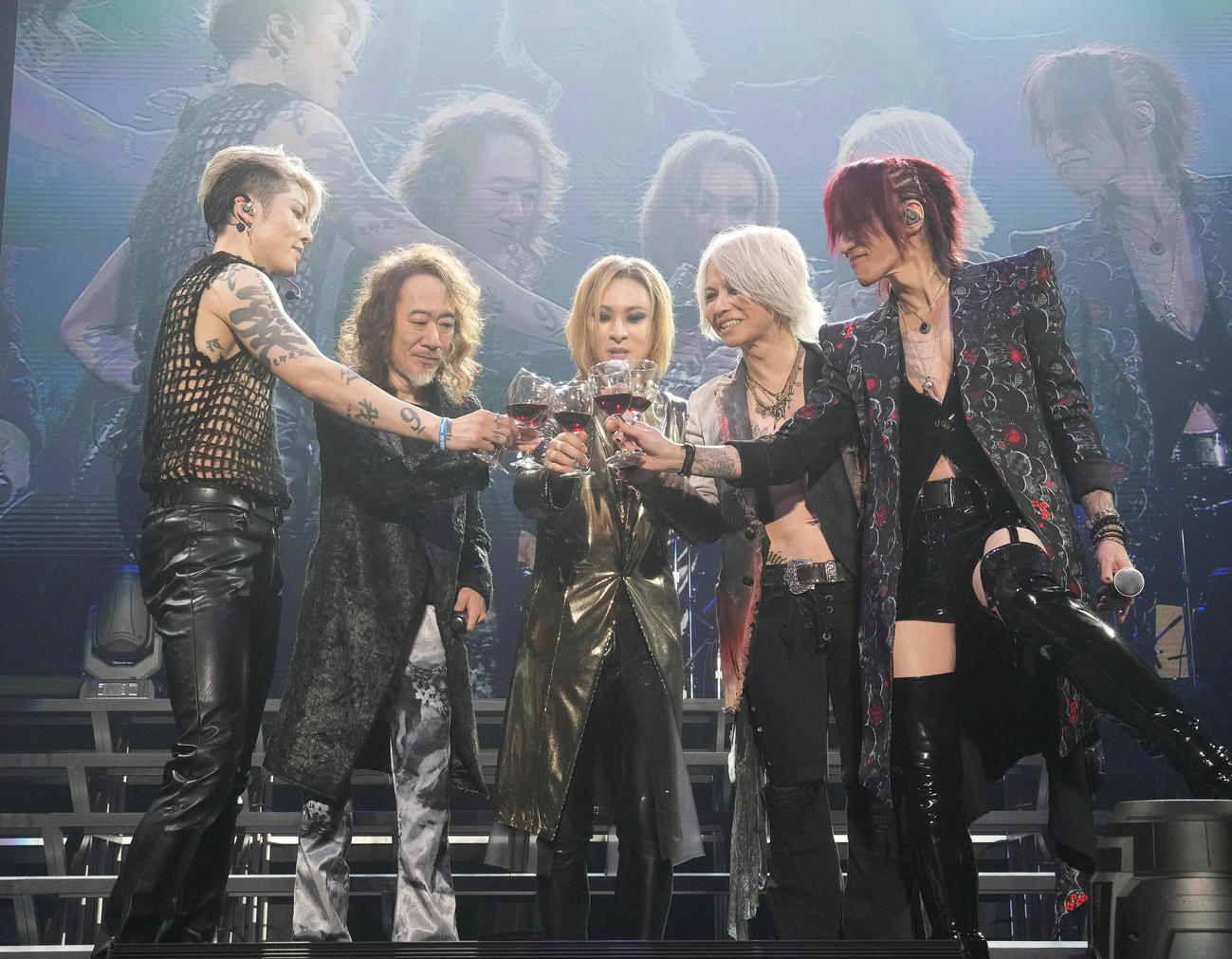 ゲストのPATA（左から2人目）とワインで乾杯するTHE LAST ROCKSTARS。左からMIYAVI、1人おいてYOSHIKI、HYDE、SUGIZO（撮影・鈴木みどり）