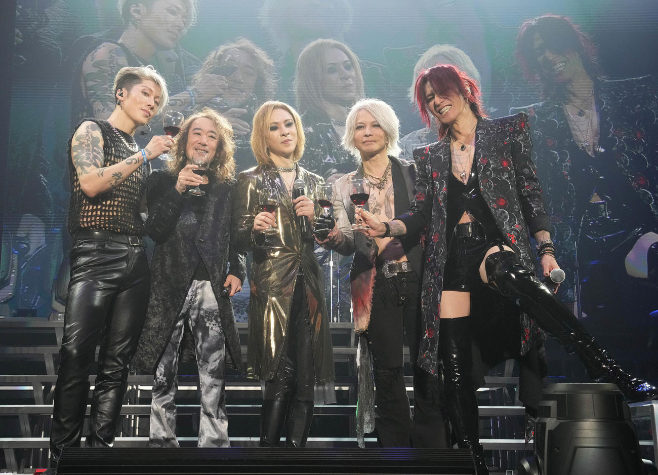 ゲストのPATA（左から2人目）とワインで乾杯するTHE LAST ROCKSTARS。左からMIYAVI、1人おいてYOSHIKI、HYDE、SUGIZO（撮影・鈴木みどり）