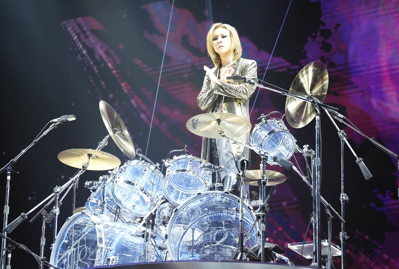 Xポーズを決めるTHE LAST ROCKSTARSのYOSHIKI（撮影・鈴木みどり）