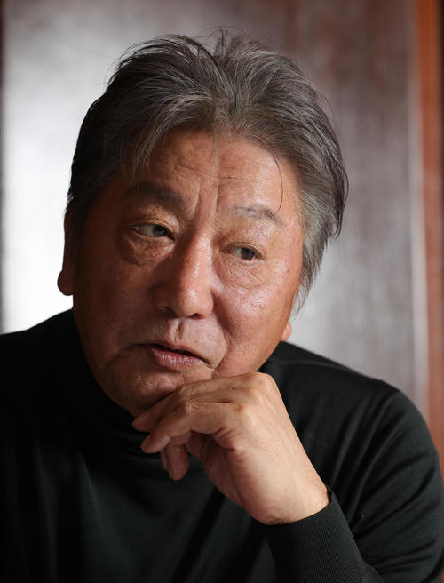 インタビューに答える伊集院静氏(17年3月撮影)