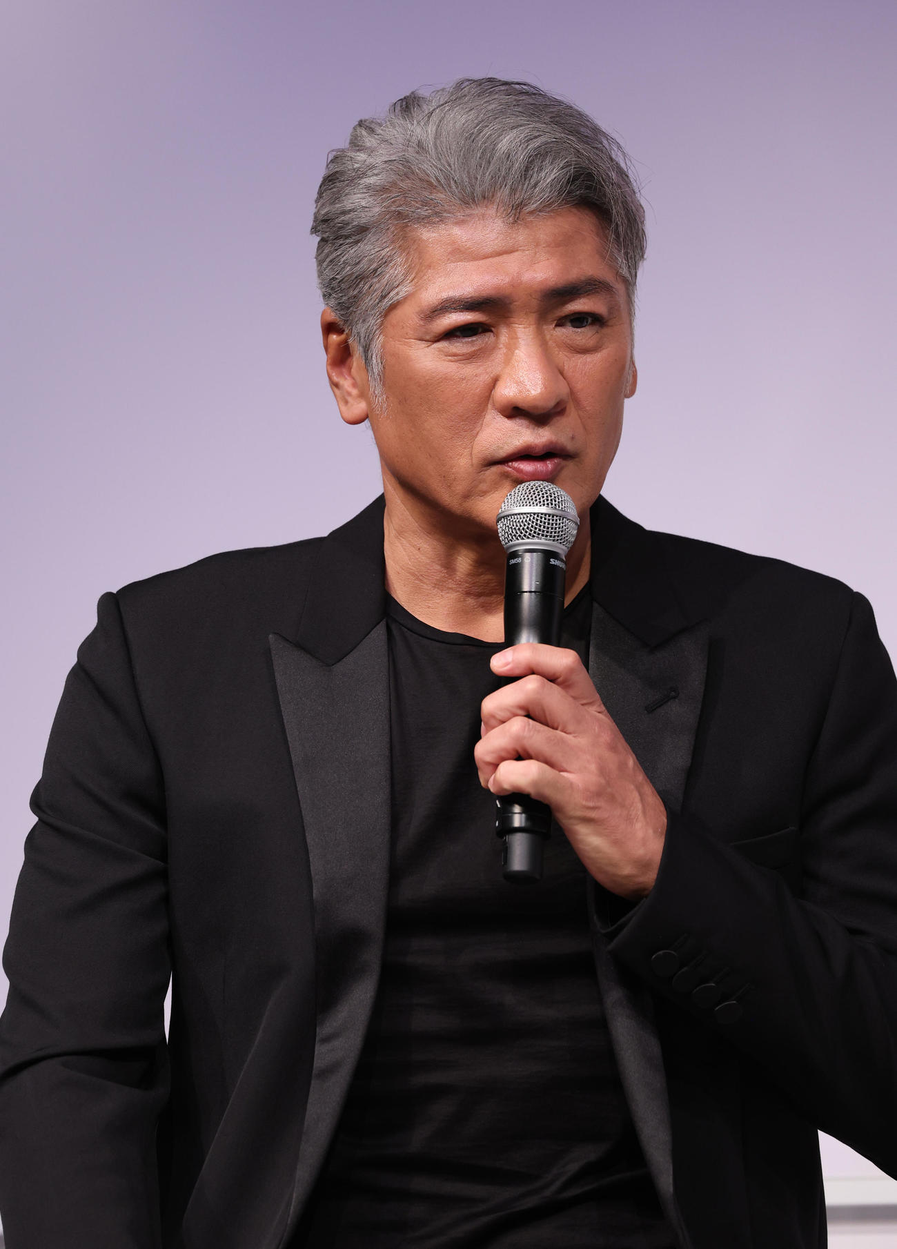 スキンケアブランドのイベントでトークセッションを行う吉川晃司（撮影・中島郁夫）