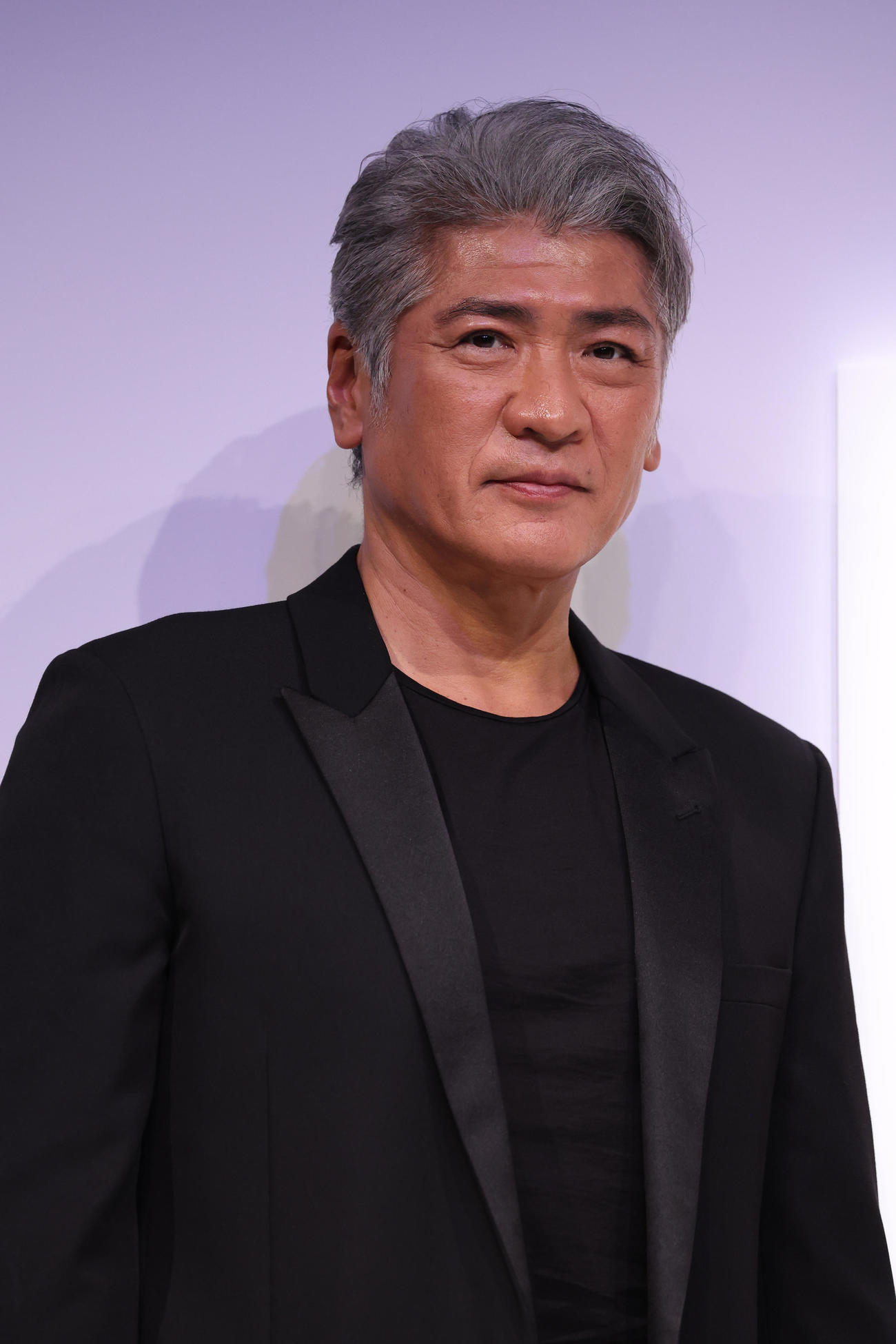 スキンケアブランドのイベントで記念撮影を行う吉川晃司（撮影・中島郁夫）