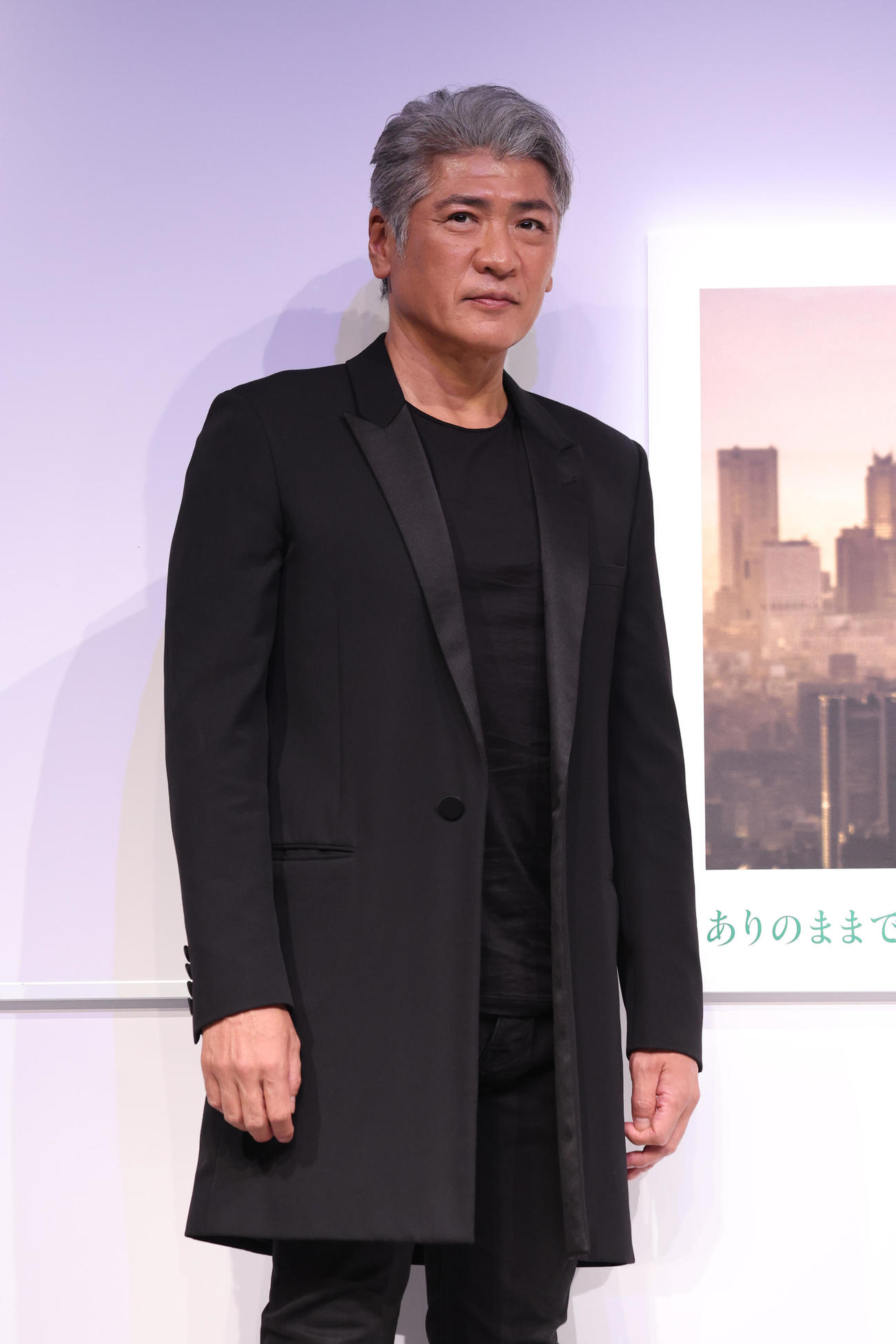 スキンケアブランドのイベントで記念撮影を行う吉川晃司（撮影・中島郁夫）
