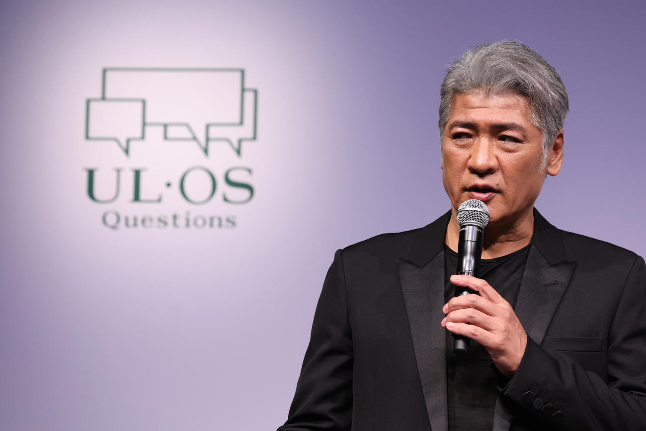 スキンケアブランドのイベントでトークセッションを行う吉川晃司（撮影・中島郁夫）