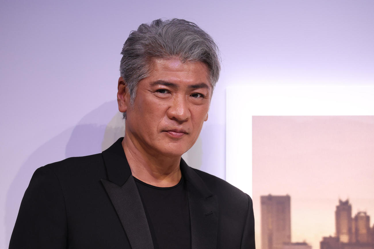 スキンケアブランドのイベントで記念撮影を行う吉川晃司（撮影・中島郁夫）