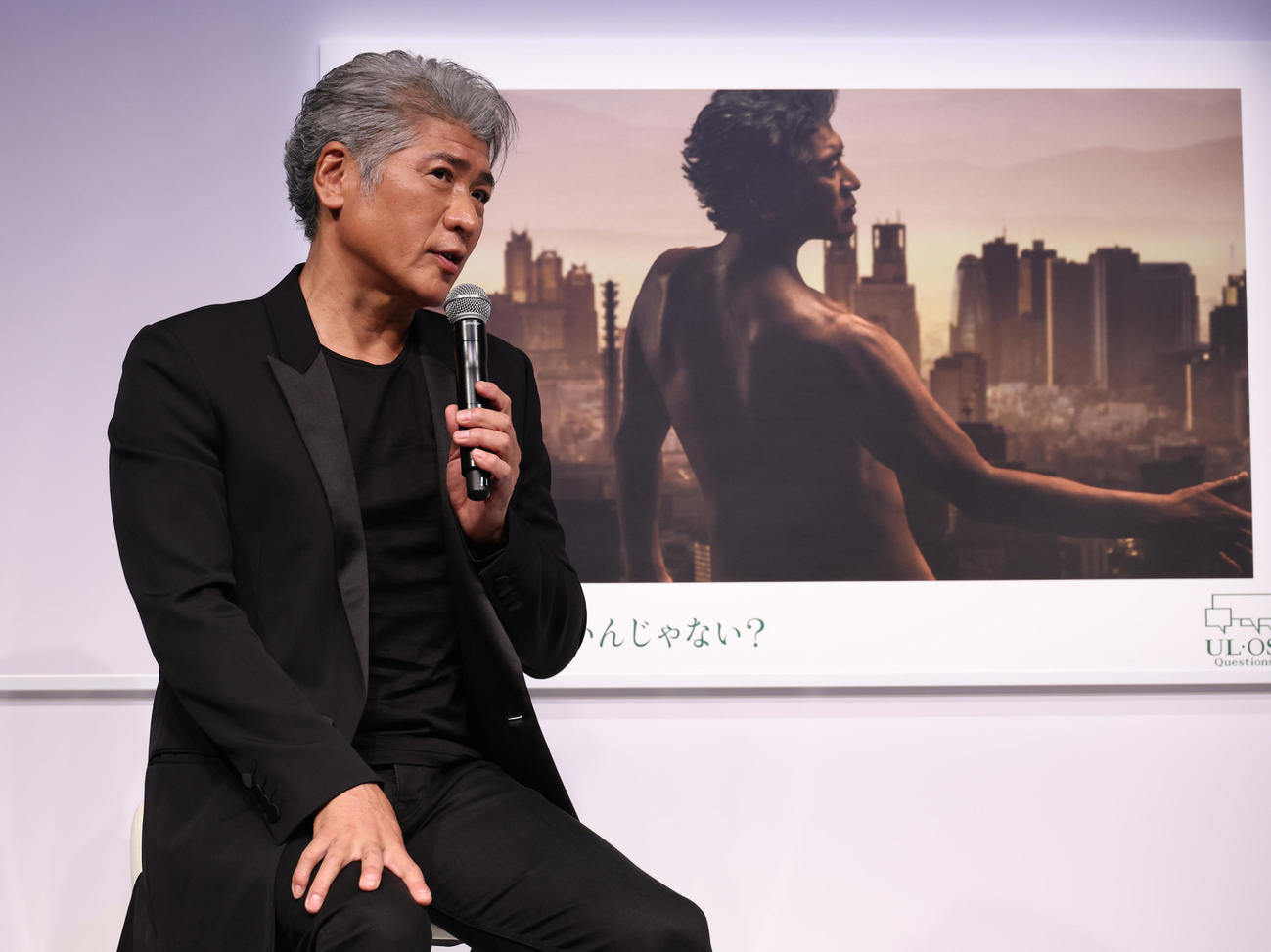 スキンケアブランドのイベントでトークセッションを行う吉川晃司（撮影・中島郁夫）