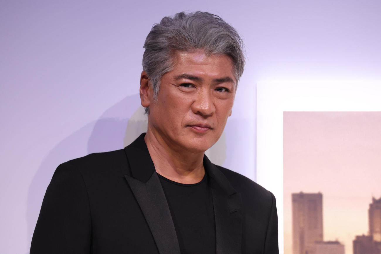 スキンケアブランドのイベントで記念撮影を行う吉川晃司（撮影・中島郁夫）