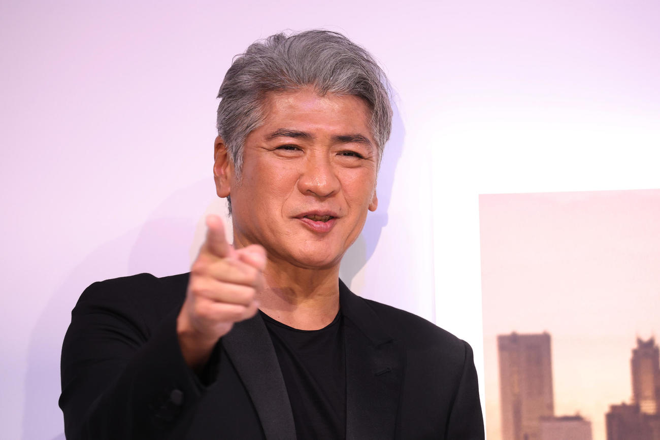 スキンケアブランドのイベントでトークセッションで笑顔を見せる吉川晃司（撮影・中島郁夫）