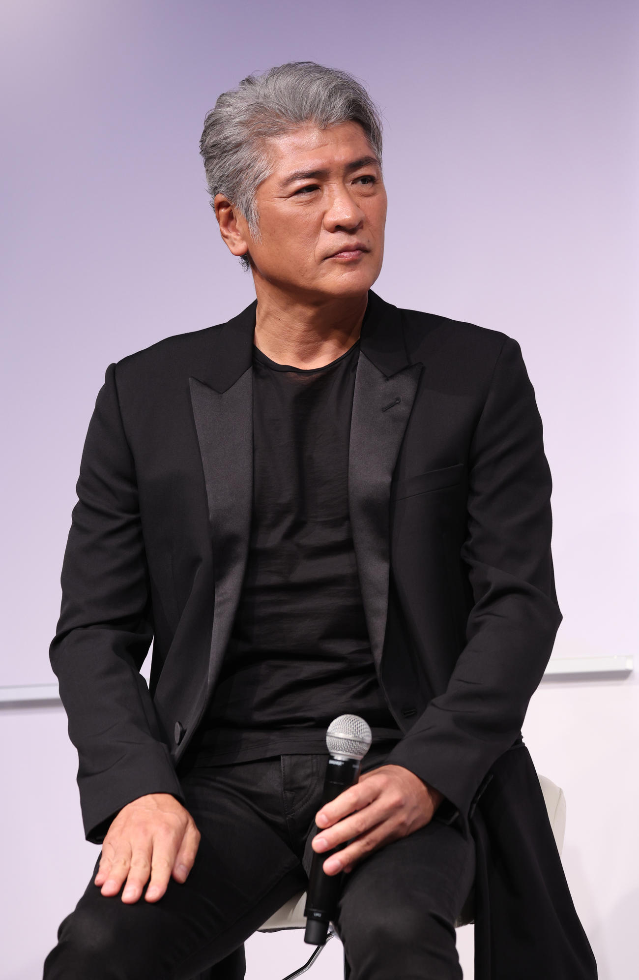 スキンケアブランドのイベントでトークセッションを行う吉川晃司（撮影・中島郁夫）