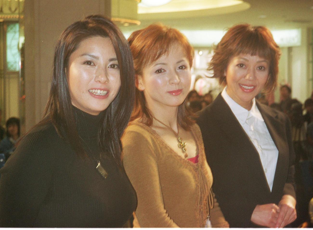 80年代アイドルのアルバム発売記念イベントに参加した左から立花理佐、いとうまい子、岩崎良美（02年12月撮影）