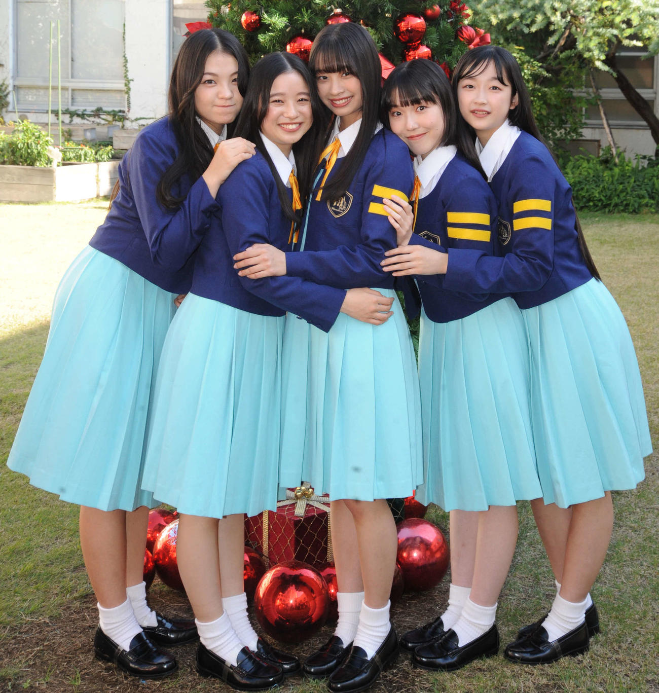 冬公演をPRした少女歌劇団ミモザーヌ。左からメンバーの、しものあやめ、さかもとりるは、いまもりまなか、いわむらゆきね、ちばひなの（撮影・松尾幸之介）