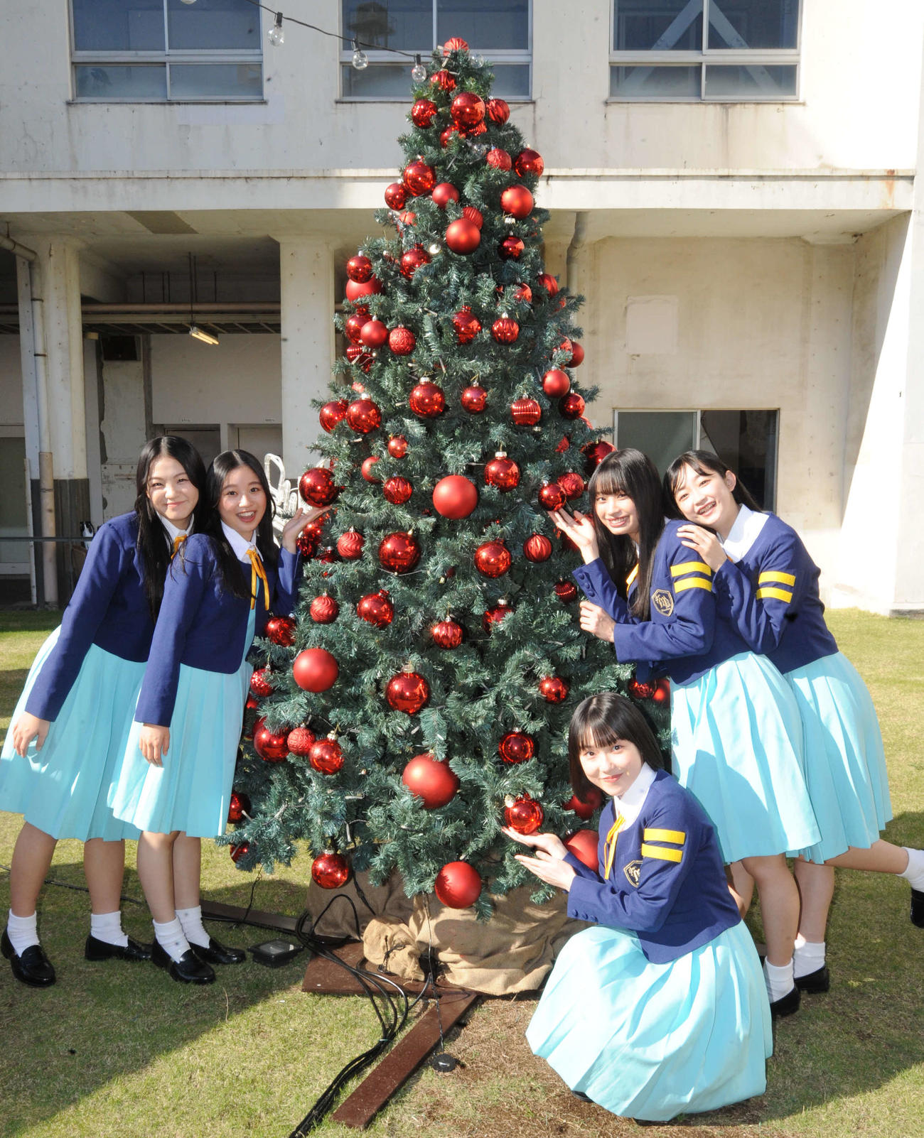 冬公演を行う少女歌劇団ミモザーヌ。左からメンバーの、しものあやめ、さかもとりるは、いわむらゆきね、いまもりまなか、ちばひなの