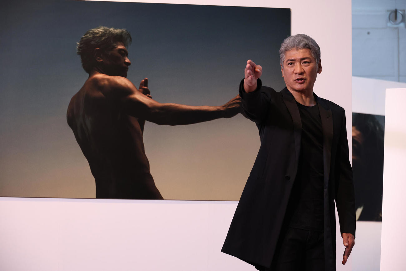 吉川晃司、自ら提案した“全裸”撮影 週6で鍛えた肉体美披露「ほぼ